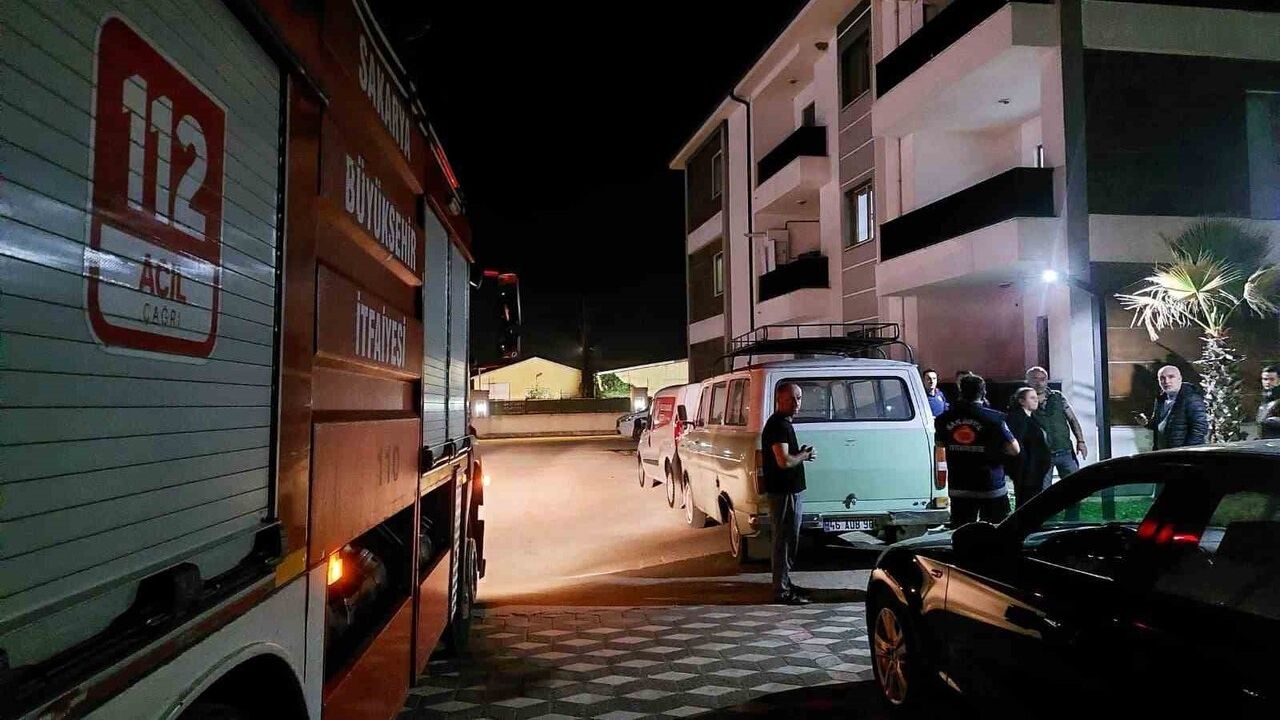 Sakarya'da 4 Yaşındaki Çocuk Kilitli Kalınca İtfaiye Devreye Girdi