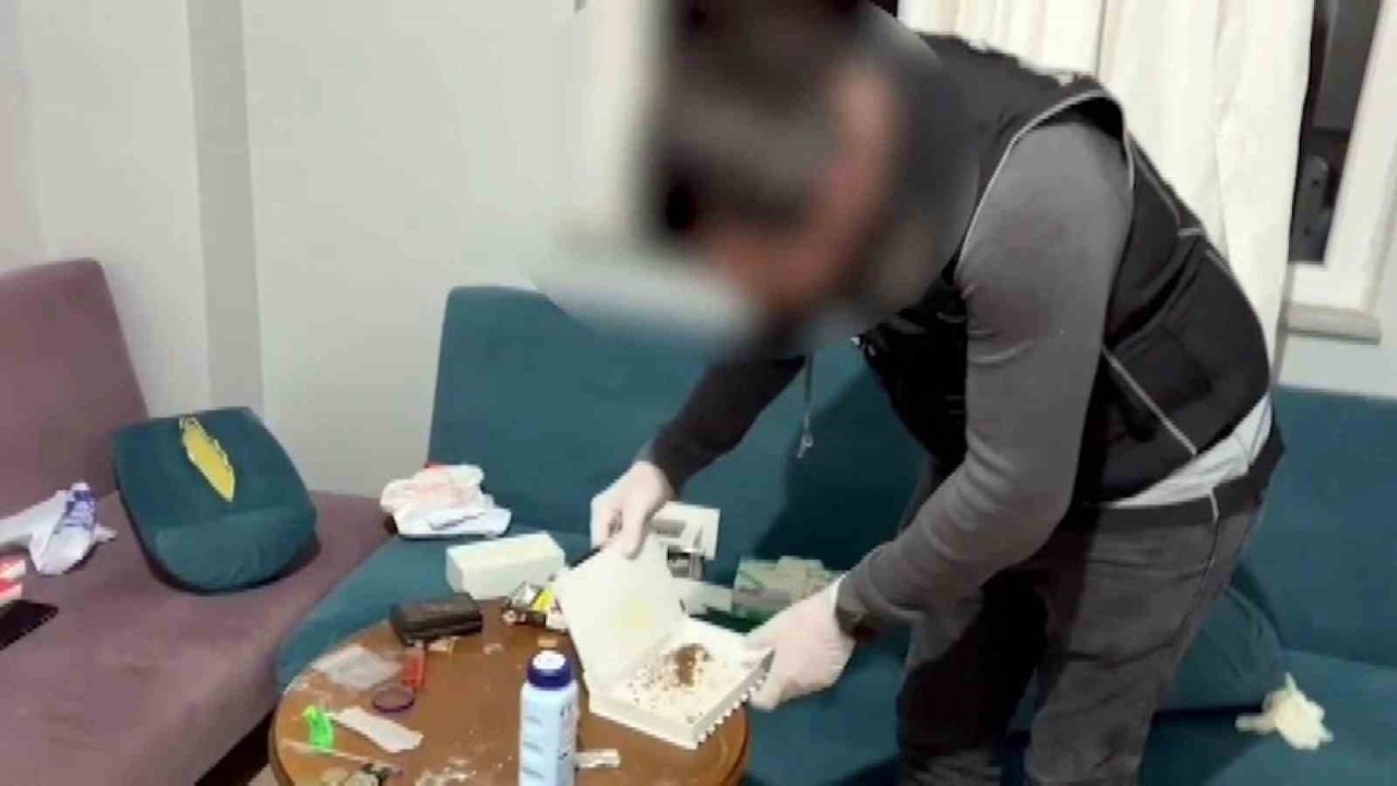 Sakarya'da Uyuşturucu Operasyonu: Şüpheliler Klozete Maddeleri Dökme Girişiminde Bulundu
