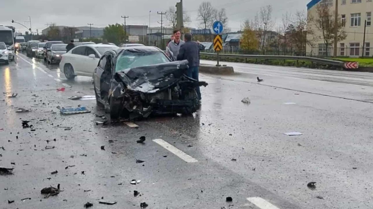 Sakarya'da Zincirleme Kaza: 2 Yaralı