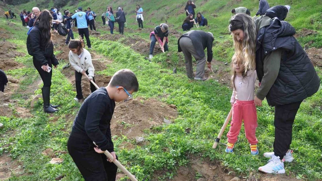 Salihli'de 600 Fidan Toprakla Buluştu