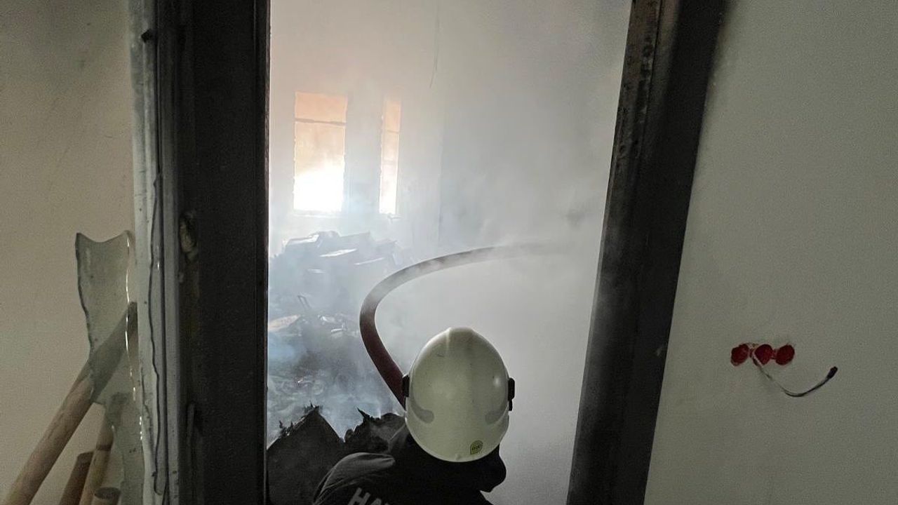 Samandağ'da Depo Yangını Kontrol Altına Alındı