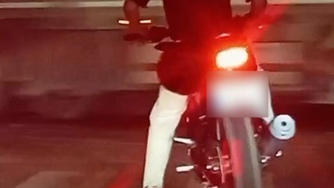 Samsun'da Motosiklet Sürücüsünden Tehlikeli Patinaj Gösterisi
