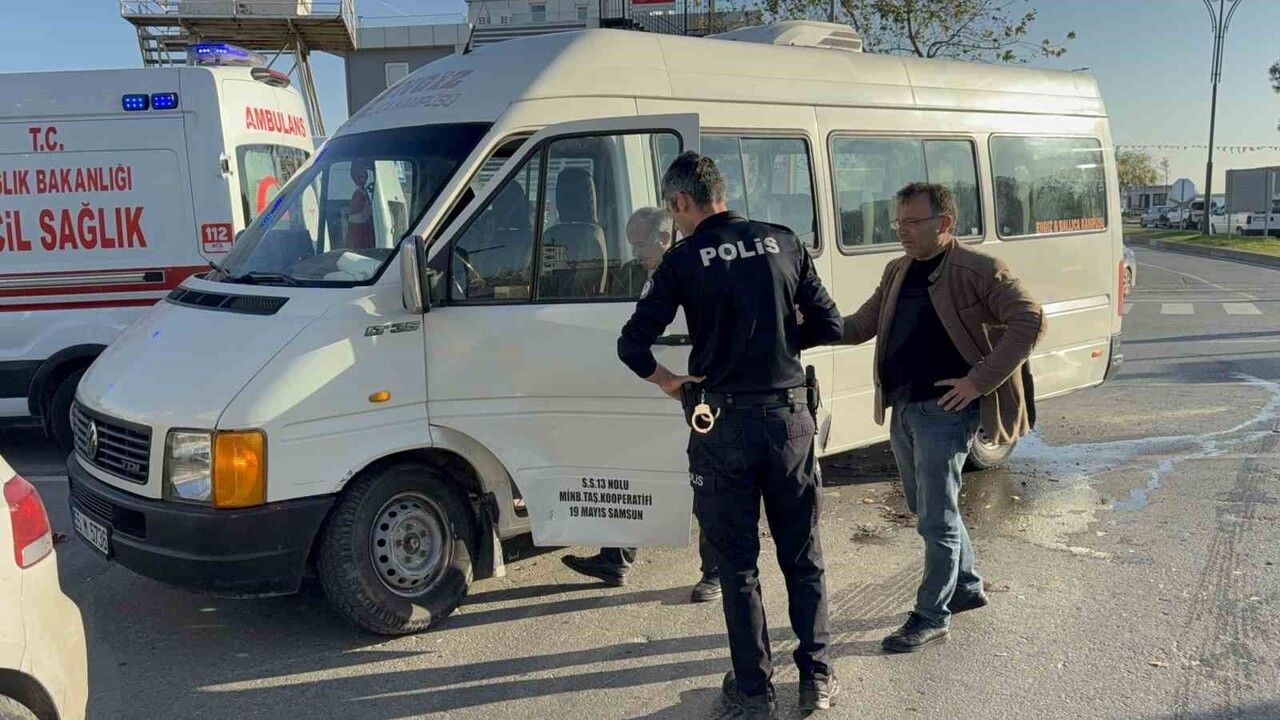 Samsun'da Trafik Kazası: Minibüs ile Otomobil Çarpıştı