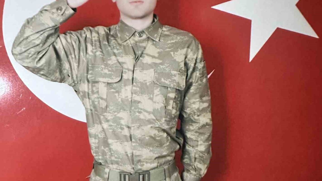 Samsunlu Şehit Emre Altıok'un Baba Evine Türk Bayrağı Asıldı