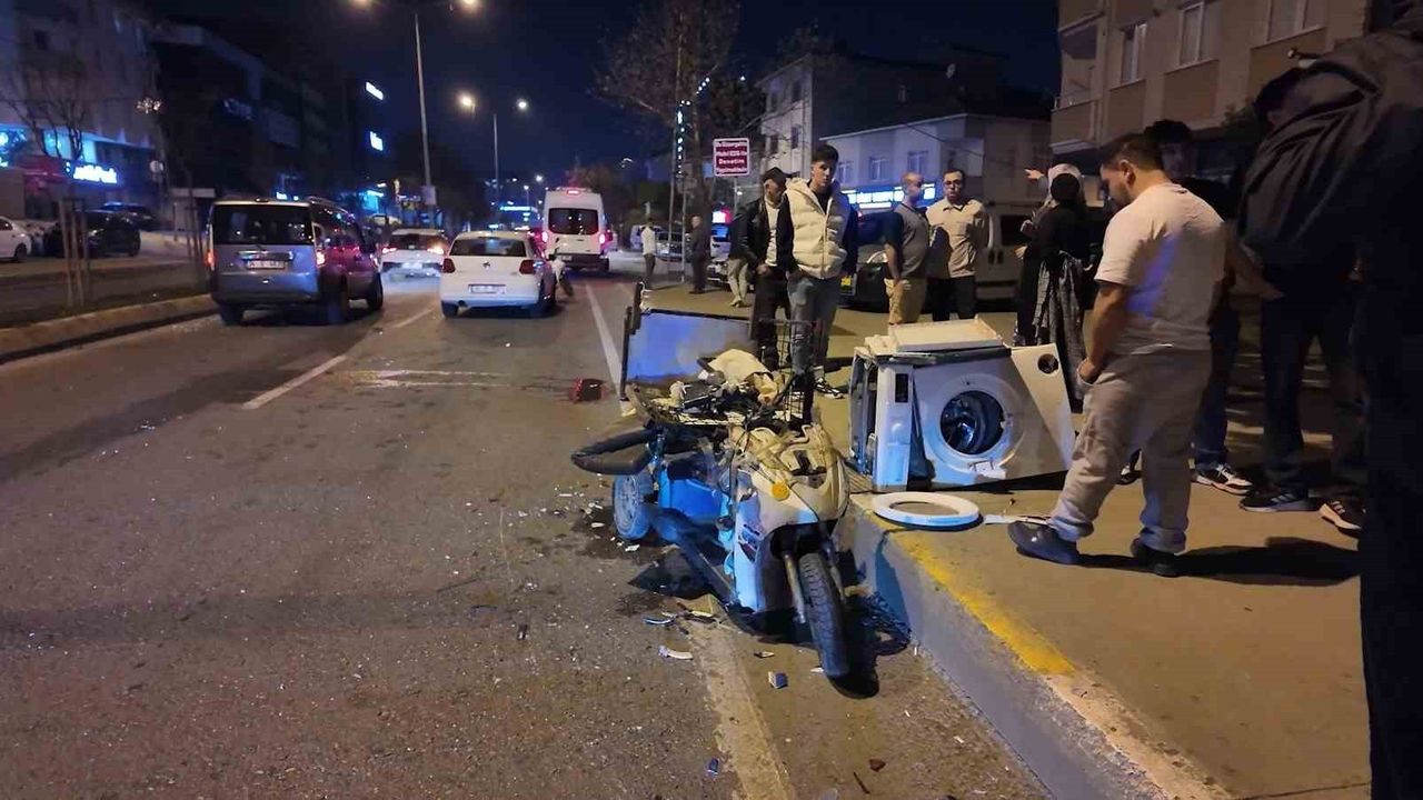 Sancaktepe'de Otomobil ile Motosiklet Çarpıştı: 1 Yaralı