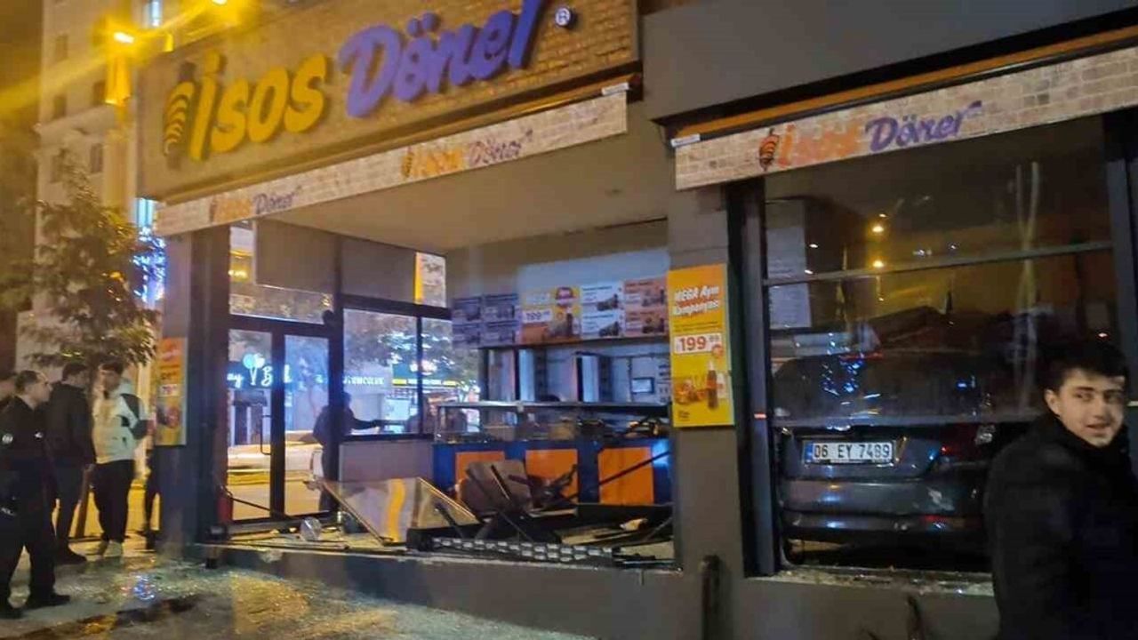 Şanlıurfa'da Kontrolden Çıkan Araç Yeni Dönerci Dükkanına Çarptı