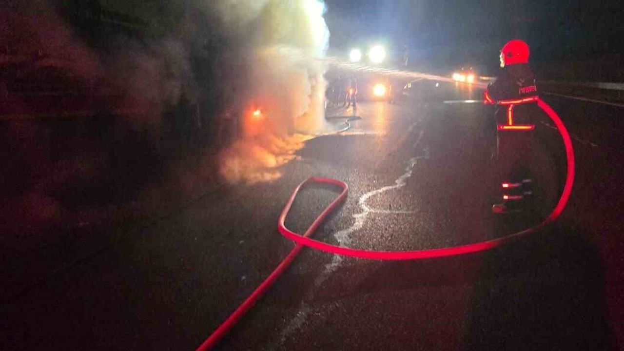 Şanlıurfa'da Salça Yüklü Tırda Yangın