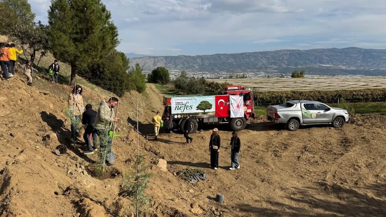 Sarıgöl'de 300 Fidan Toprakla Buluştu