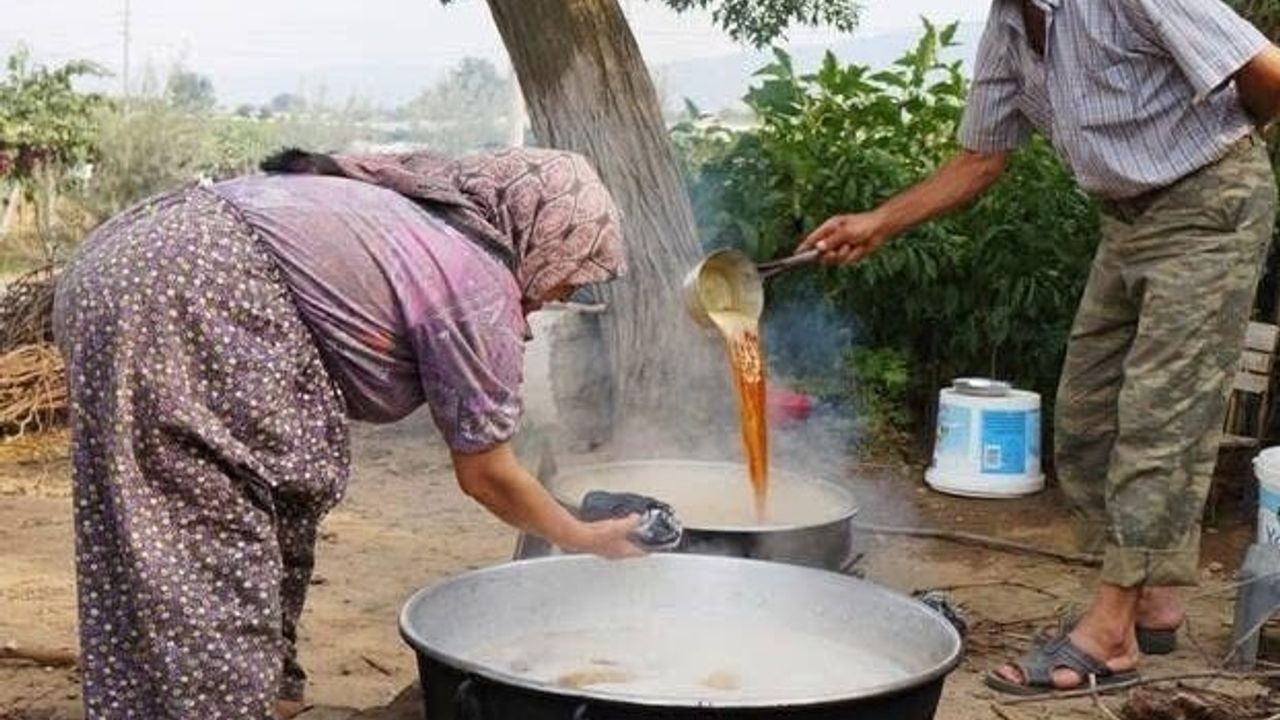 Sarıgöl'de Geleneksel Pekmez Hazırlıkları Devam Ediyor