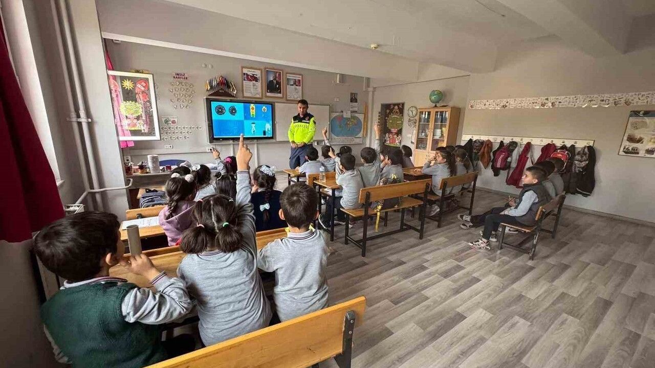 Sarıgöl'de Öğrencilere Trafik Eğitimi