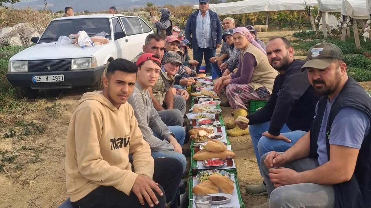 Sarıgöl'de Üzüm İşçilerine Moral Ziyafeti