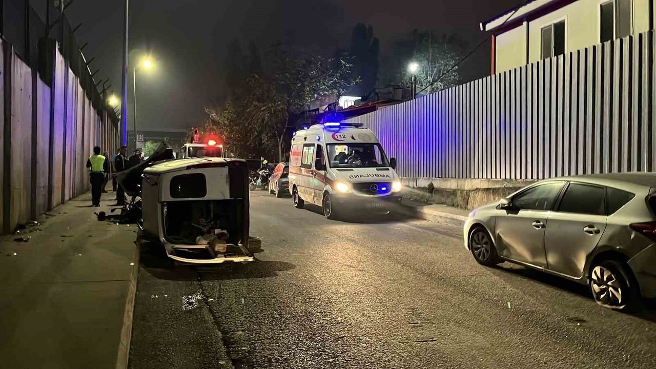 Sarıyer'de Otomobil Motosikletin Üzerine Devrildi: 2 Yaralı