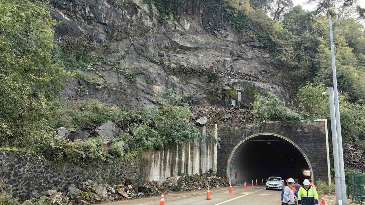 Sarp Sınır Kapısı'nda Heyelan: Yol Kapatıldı Ama Kısa Sürede Yeniden Açıldı