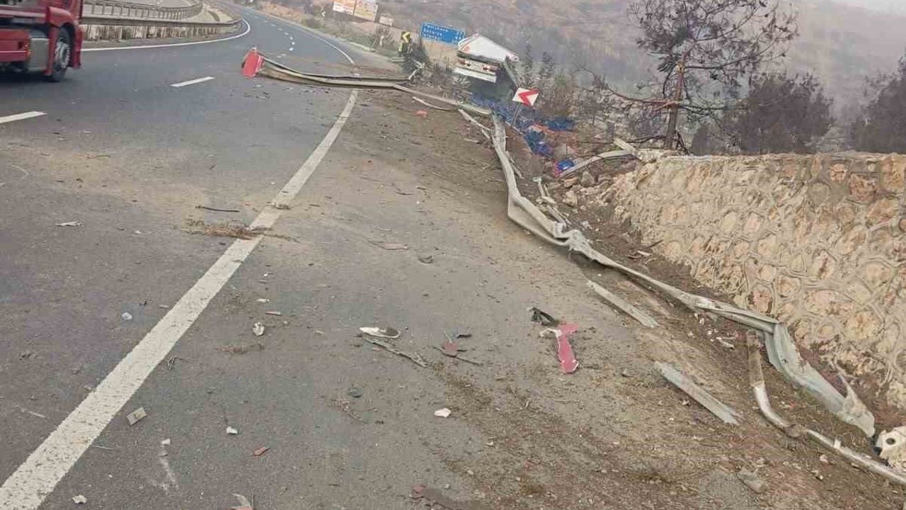 Sebze Yüklü Tır Devrildi: 1 Yaralı