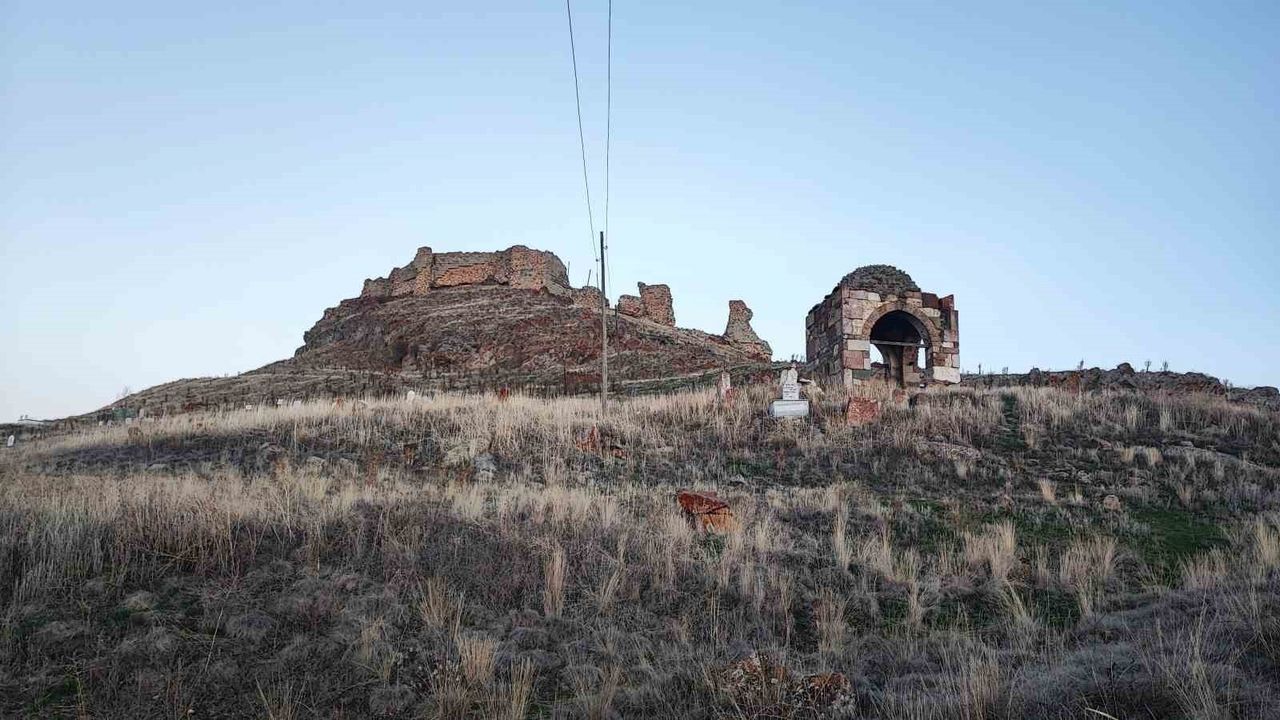 Selçuklu Kalesi ve Türbeleri Tarihin İzlerini Taşıyor