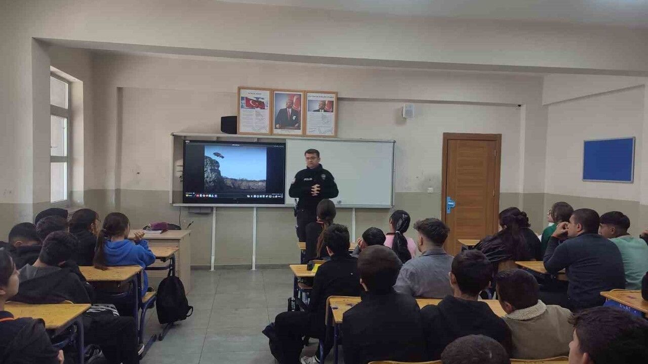 Selim'de 65 Öğrenciye Trafik Dedektifleri Eğitimi
