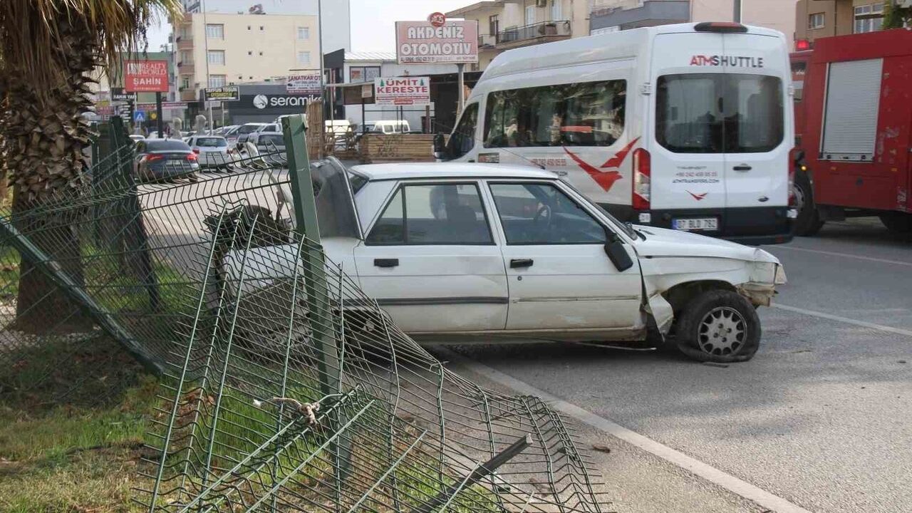 Serik'te Kaza: Otomobil Bariyerlere Çarparak Durduldu