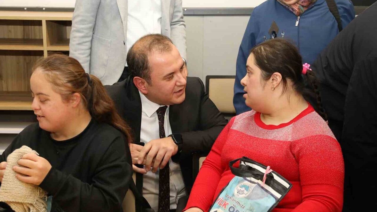 Sevgi Örüyoruz: Özel Öğrencilerin El Emeği İle Çocukları Isıtma Projesi