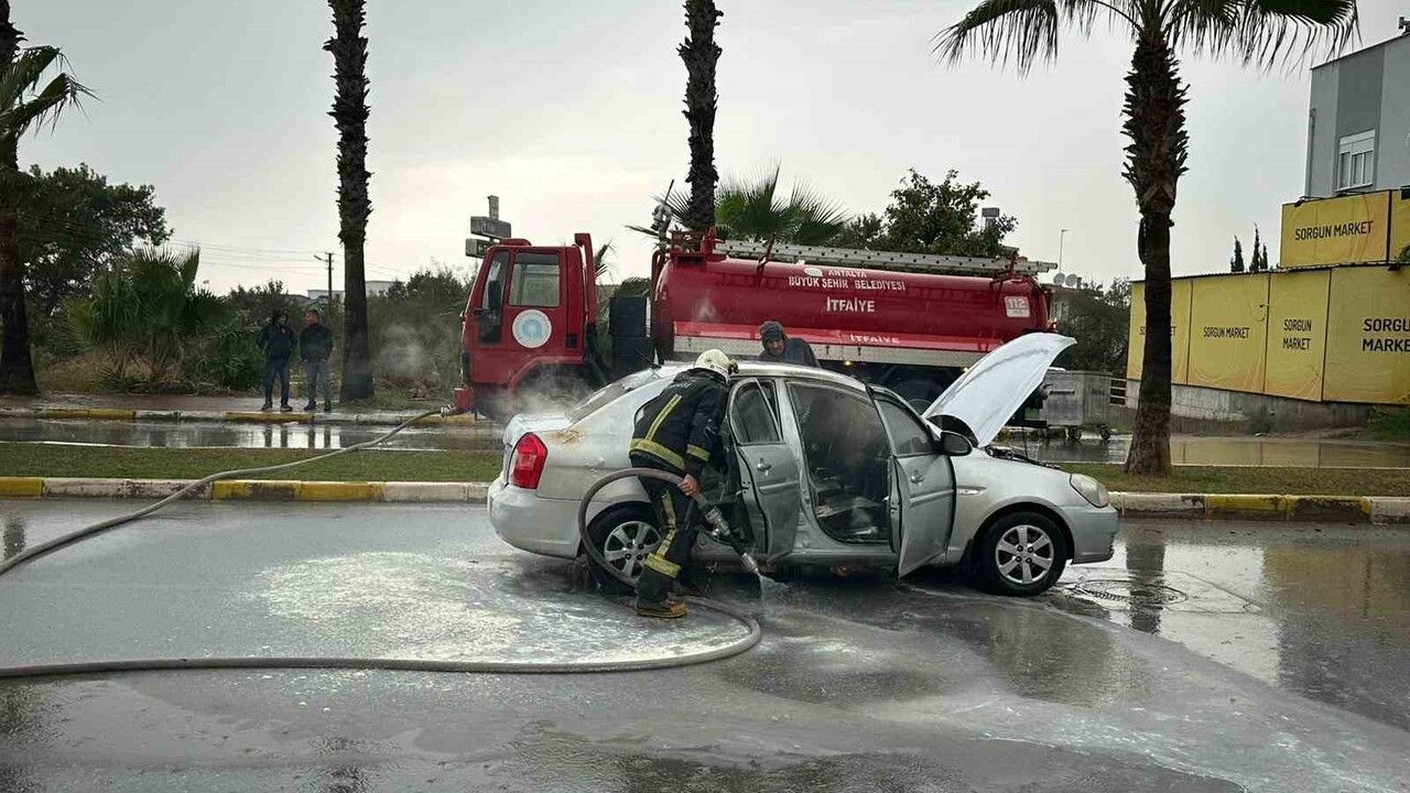 Seyir Halindeki Otomobil Yangını: Sürücü Kendini Kurtardı