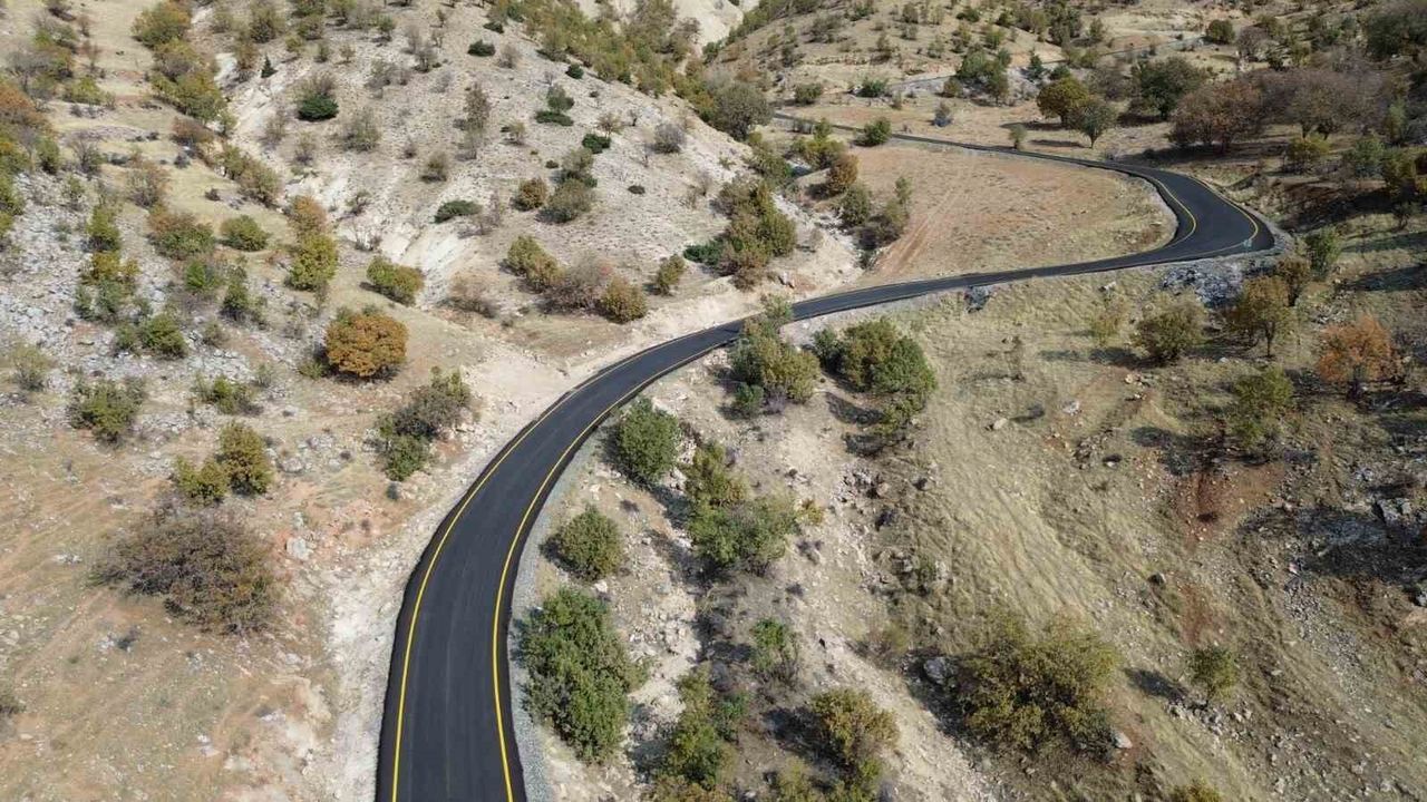 Siirt'te Eruh İlçesinde 29 Bin 350 Metre Asfalt Çalışması Tamamlandı