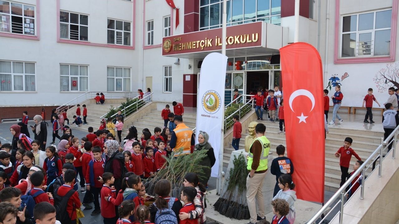 Siirt'te Öğrencilere Fidan Dağıtımı