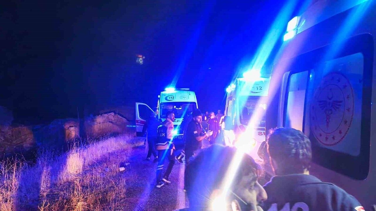 Siirt'te Otobüs Devrildi: 17 Yaralı