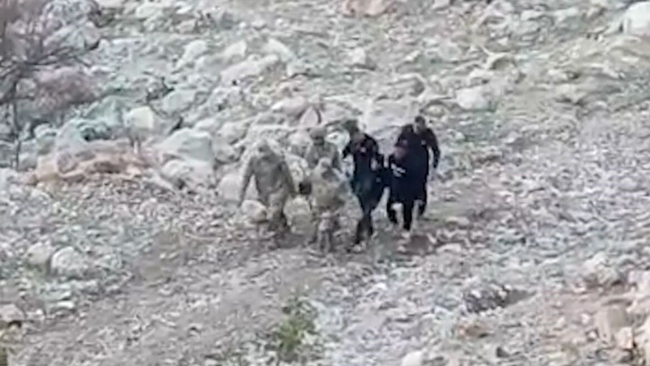 Siirt'te Şarampole Devrilen Araçta 4 Yaralı