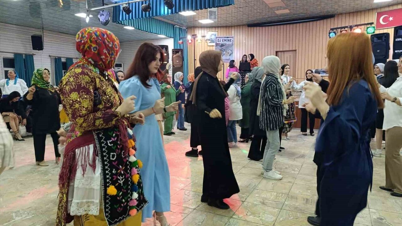 Simav'da Üç Etek Gecesi: Kadınlar Bir Araya Geldi