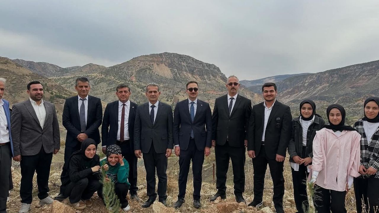 Sincik'te Öğrencilerden Yeşil Gelecek İçin Fidan Dikimi