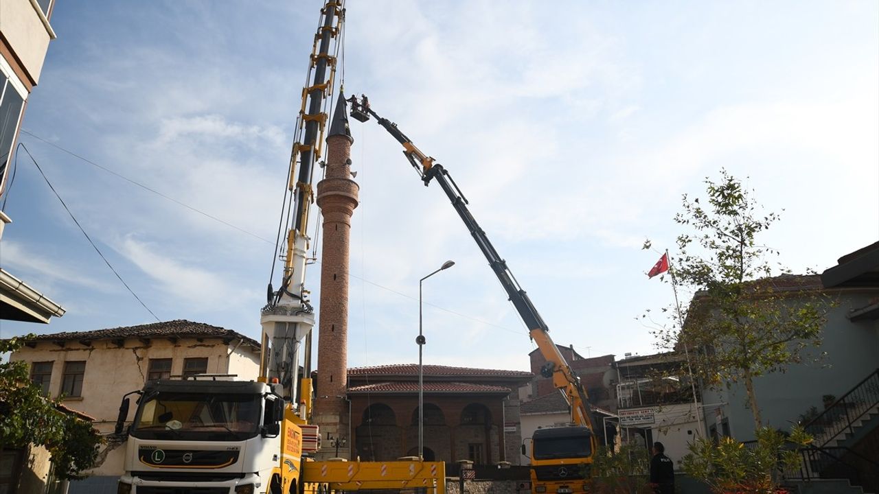 Sındırgı'da Tarihi Camilerde Restorasyon Çalışmaları Başladı