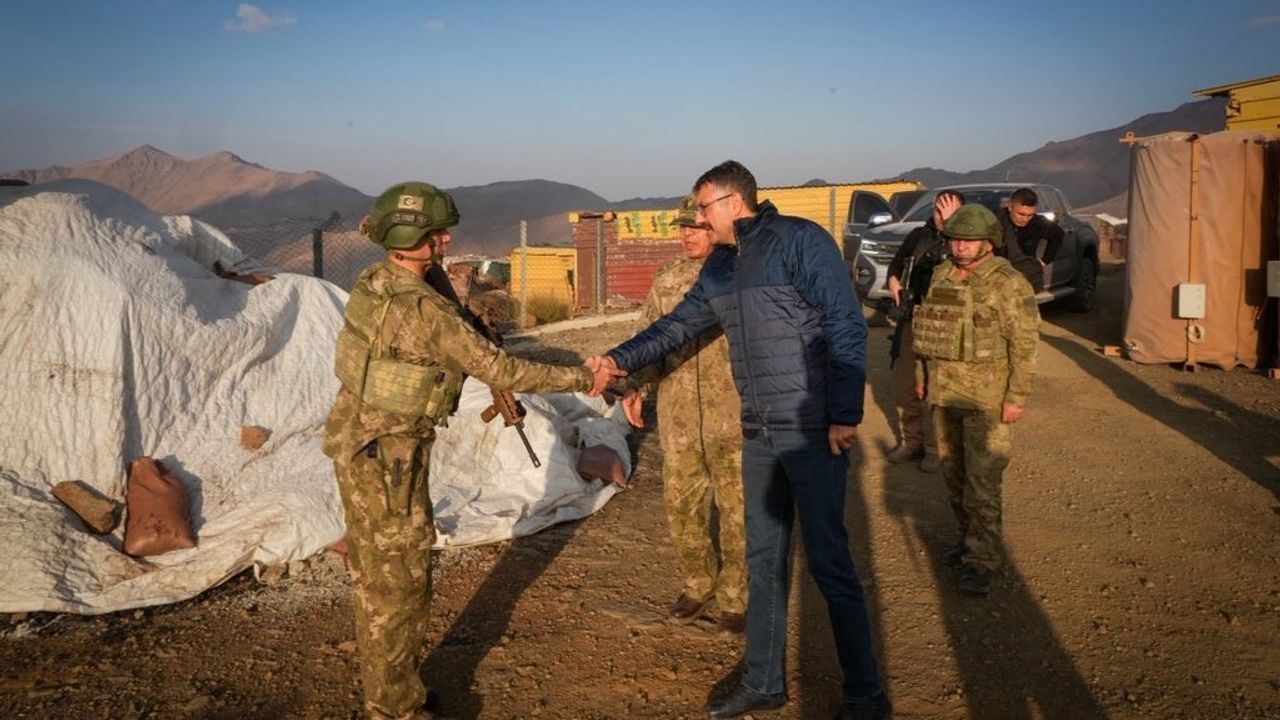 Sınırda Askeri Ziyaret: Korgeneral Topaloğlu ve Vali Çelik