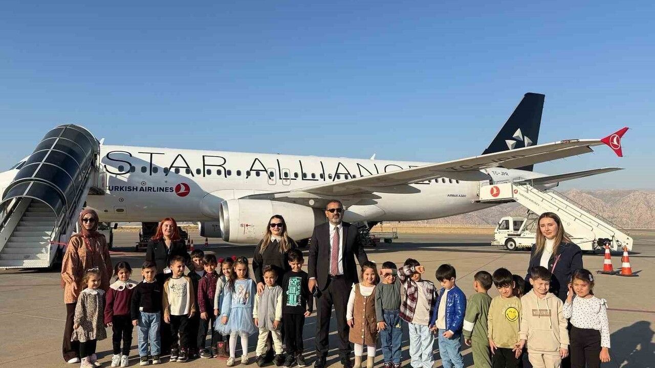 Şırnak Havalimanı'nda Anlamlı Öğretmenler Günü Kutlaması