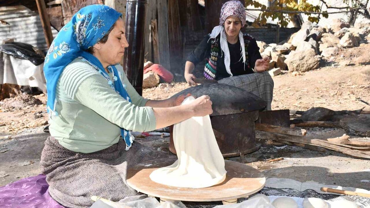 Şırnak'ta Kadınlardan Kış Hazırlığı: Ekmek Mesaisi