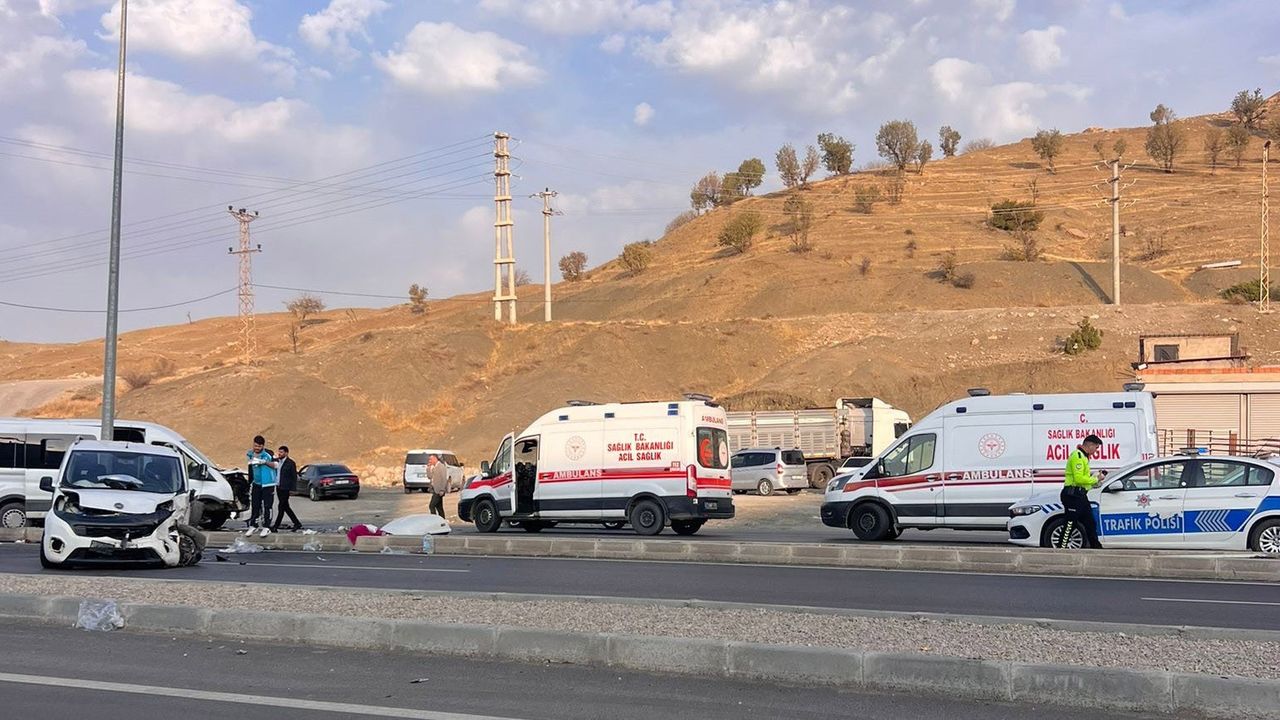 Şırnak'ta Minibüs ile Hafif Ticari Araç Çarpıştı: 19 Yaralı