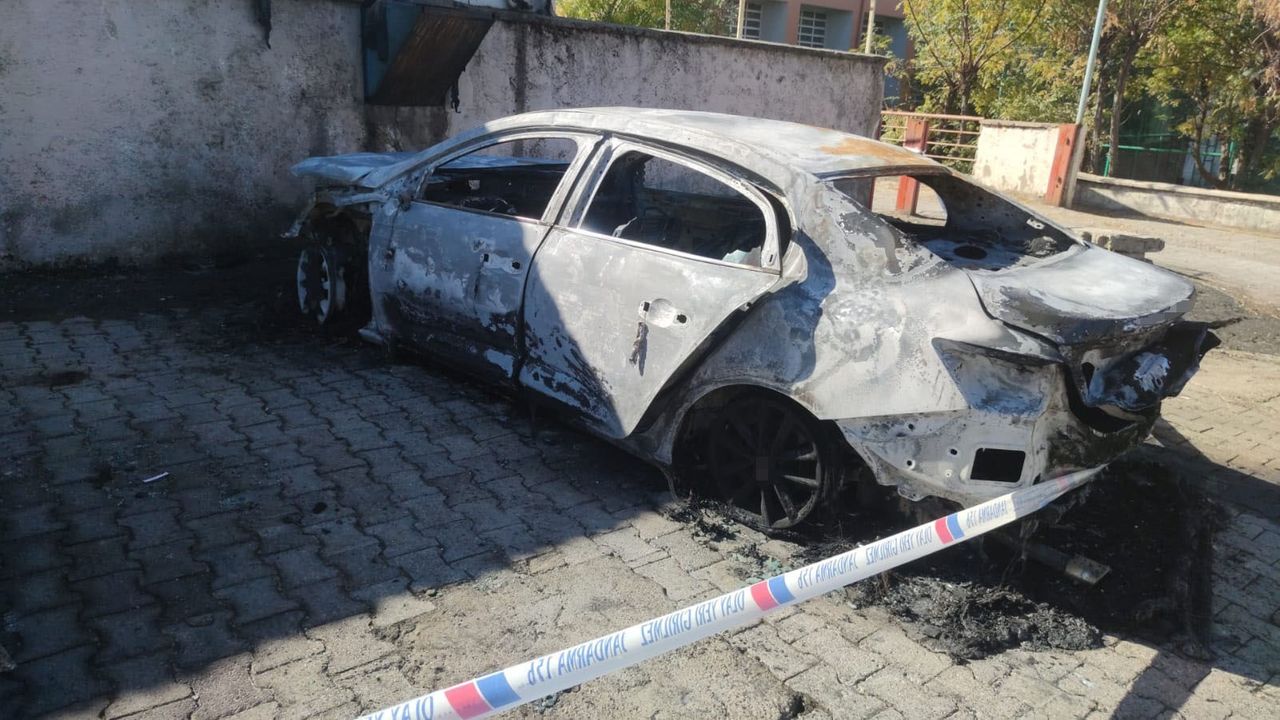 Şırnak'ta Park Halindeki İki Araçta Yangın Çıktı
