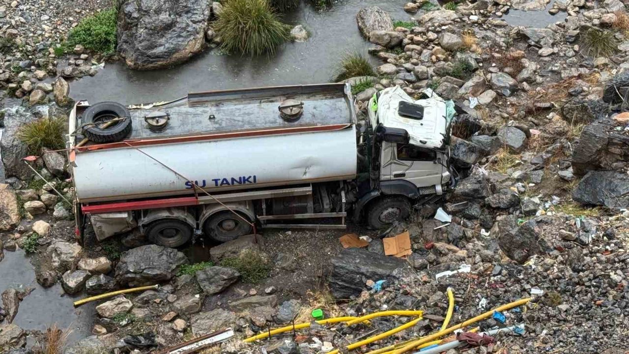 Şırnak’ta Uçurumdan Yuvarlanan Su Tankeri: 1 Yaralı