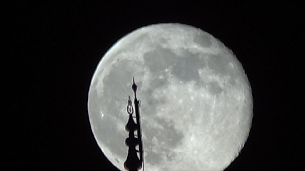 Şişkin Ay Göz Kamaştırdı