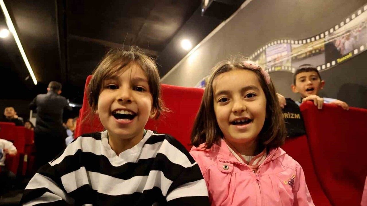 Sivas'ta Gezen Sinema Tırı ile Çocuklar Sinema ile Buluştu