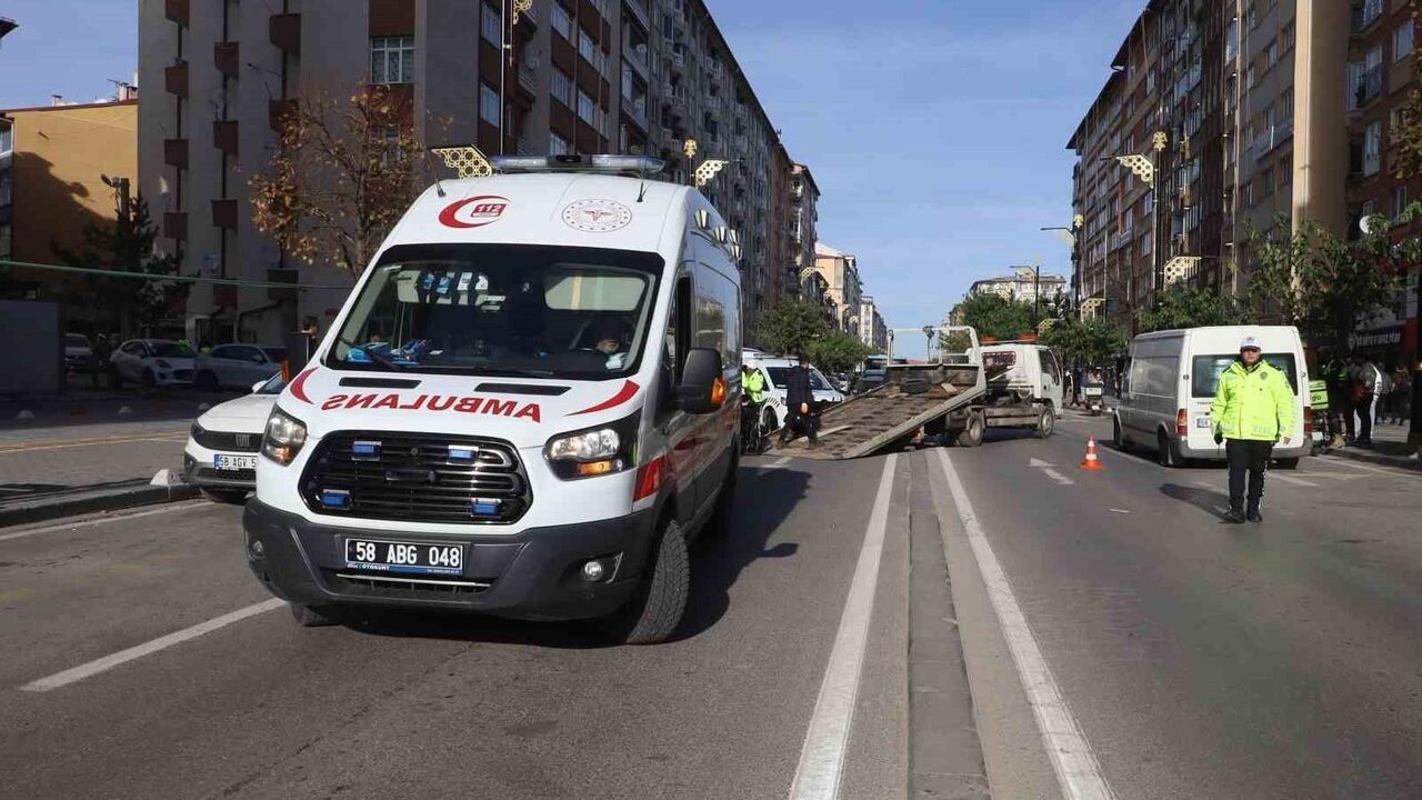 Sivas'ta Motosiklet Kazası: 2 Yaralı