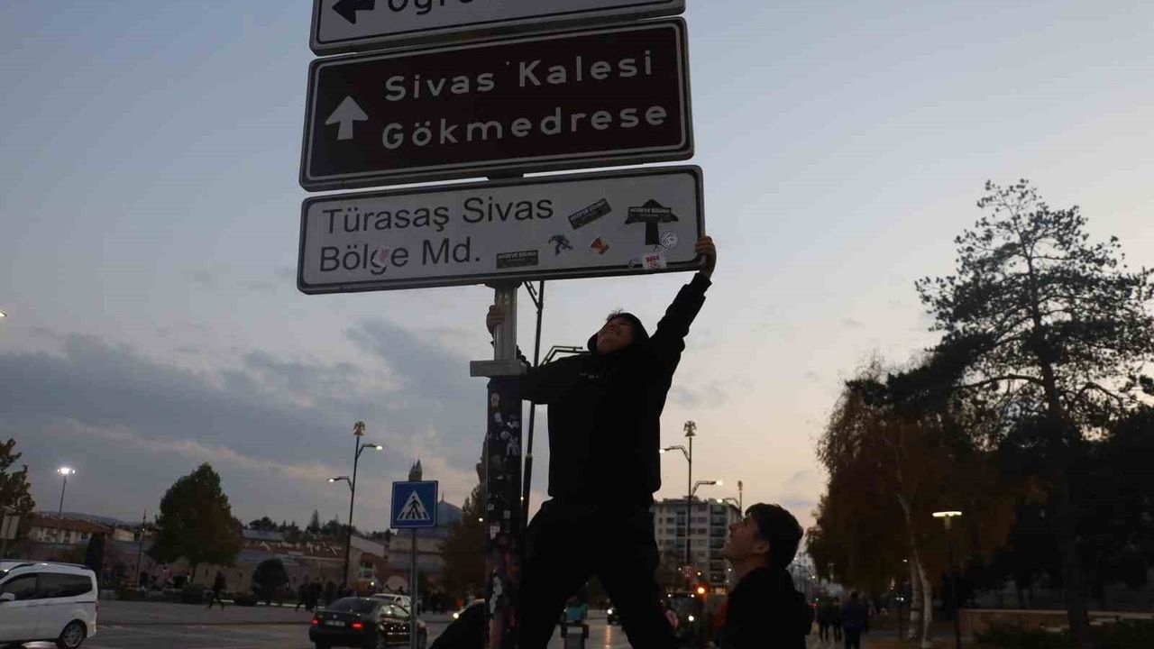 Sivas'ta Sosyal Medya Akımı: Tabelalara Tırmanma