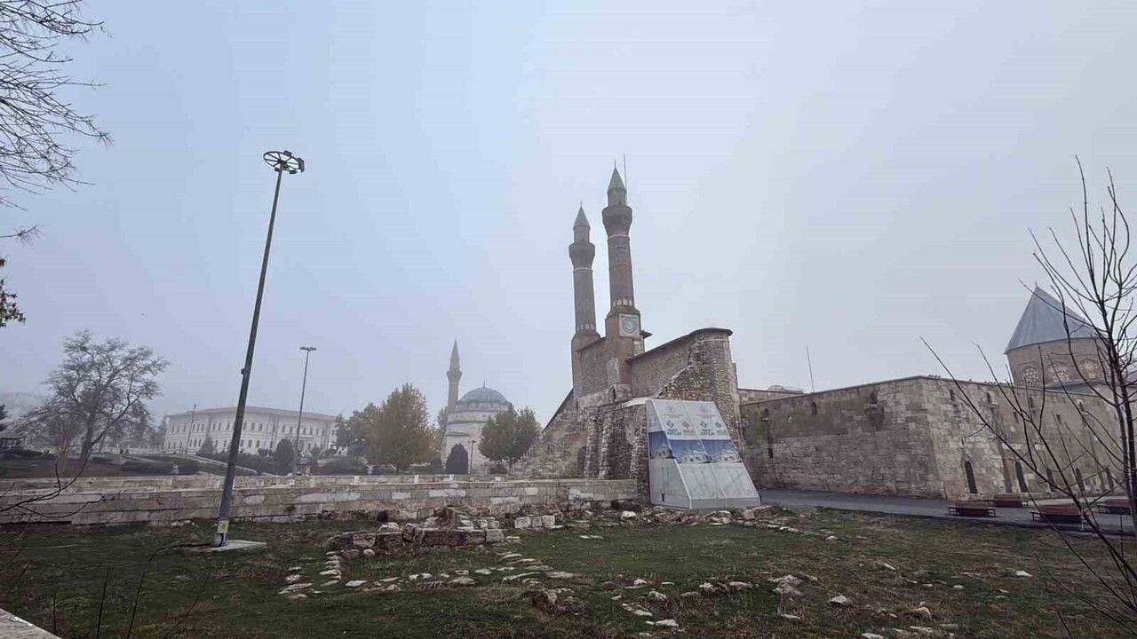 Sivas’ta Tarihi Kent Meydanı Yoğun Sisle Kaplandı