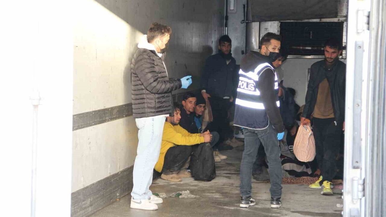 Sivas'ta Tır Dorsesinde 28 Kaçak Göçmen Yakalandı