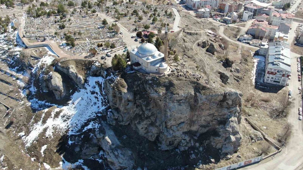 Sivas Uçurumun Kıyısında Abdulvahabi Gazi Türbesi