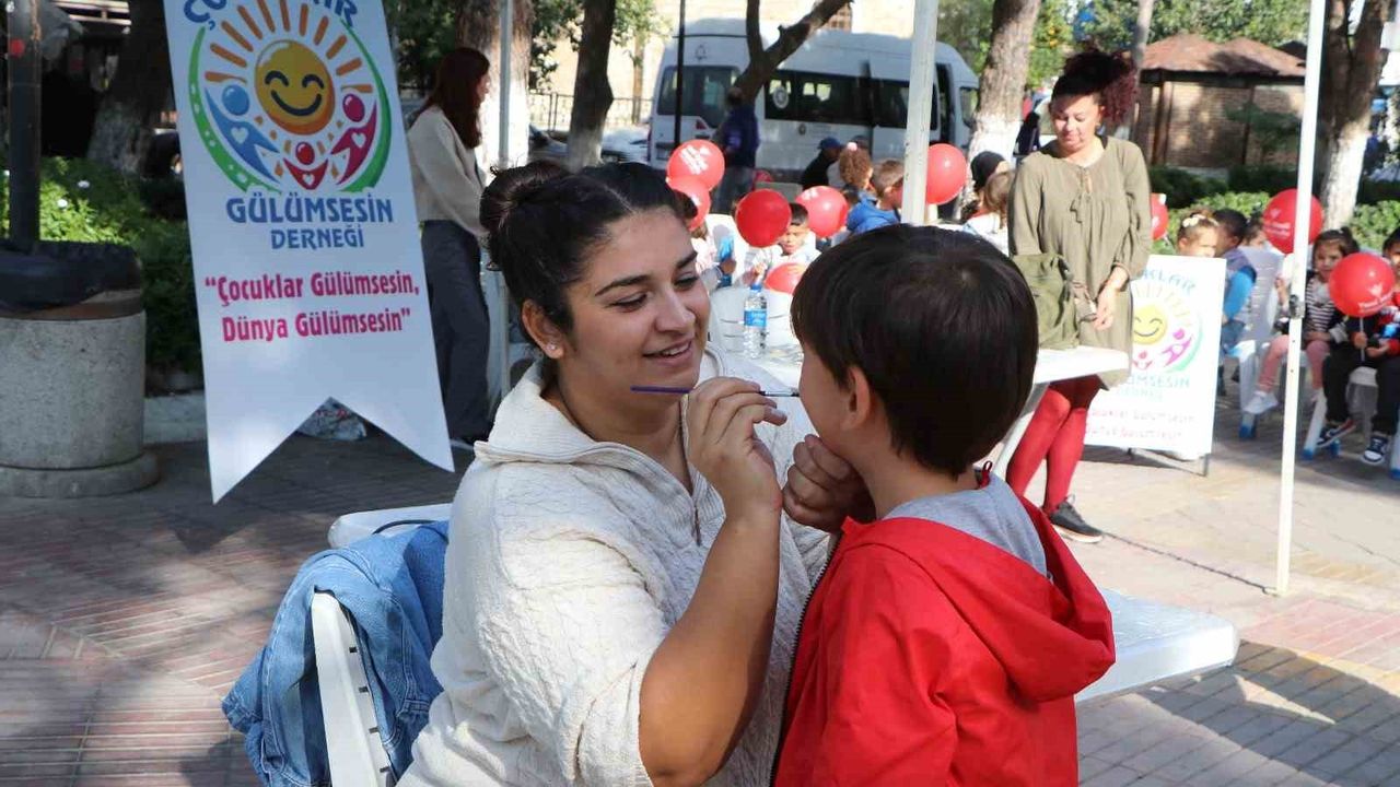 Söke Belediye Meydanı'nda Renkli Etkinlik