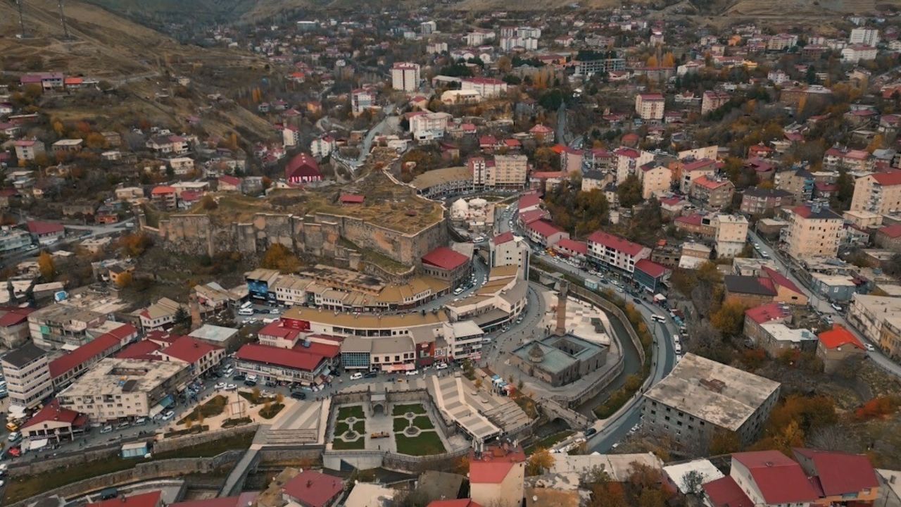 Sonbaharın Eşsiz Renkleri Bitlis’in Tarihi Çarşısını Süslüyor