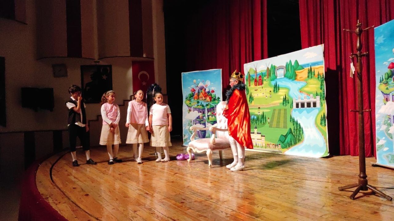 Sorgun Belediyesi Tiyatro Topluluğu İç Anadolu Turnesinde 5 Bin Seyirciyle Buluştu