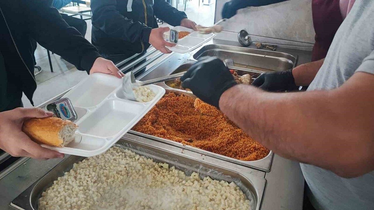 Sorgun'da Günlük 700 Kişiye Sıcak Yemek İkramı