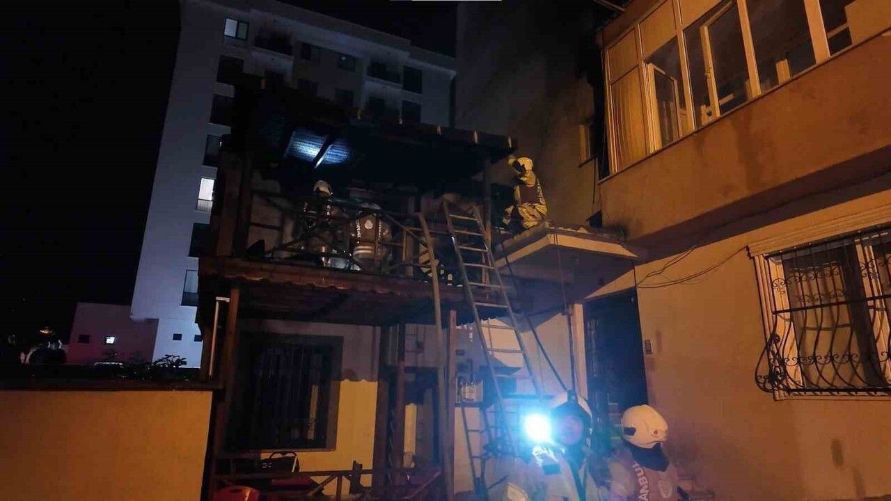 Sultanbeyli'de Ahşap Evde Yangın