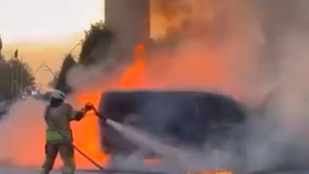 Sultangazi'de Araç Yangını: Sürücü Kendini Kurtardı