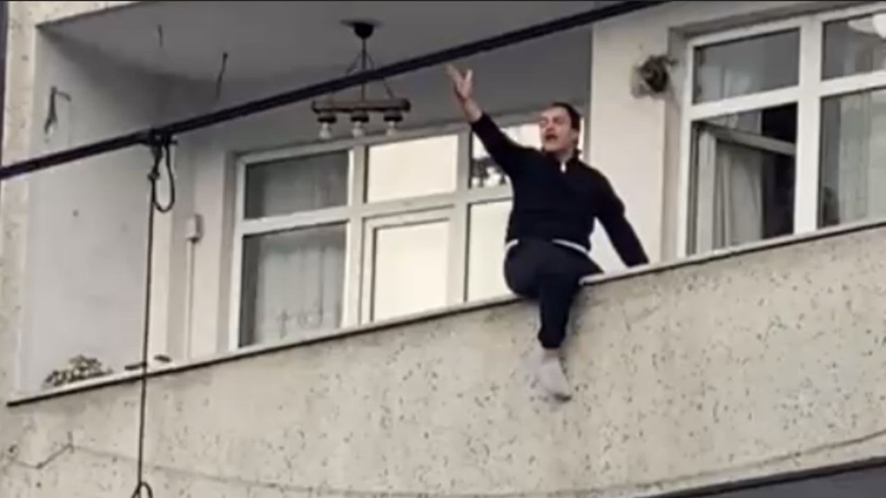 Sultangazi'de Balkondan Atlamaya Çalışan Genç İkna Edildi